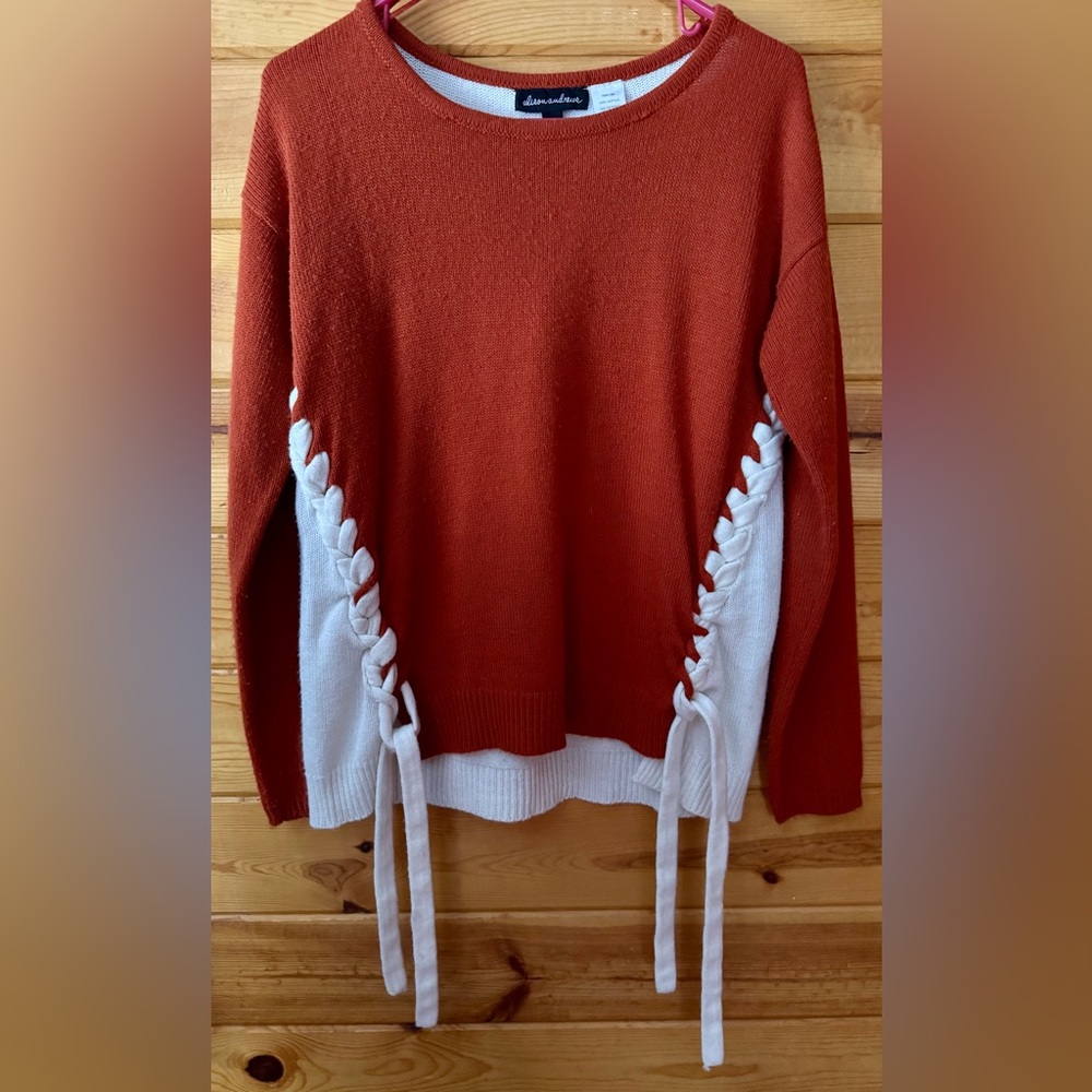 🔥Alison Andrews🔥 Rust and White Sweater with Side Ties